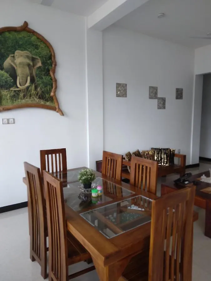 Kandy Lake Edge Villa 0*,