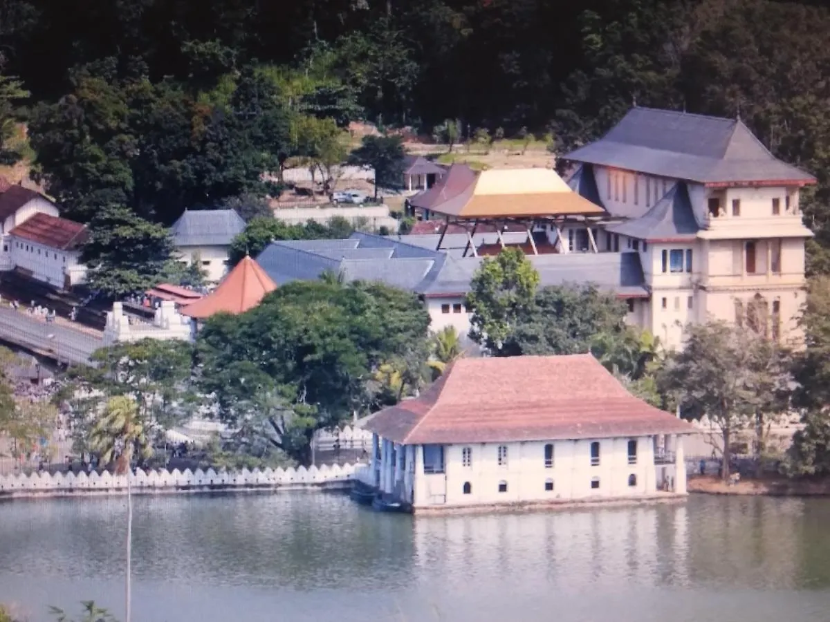 Kandy Lake Edge Villa