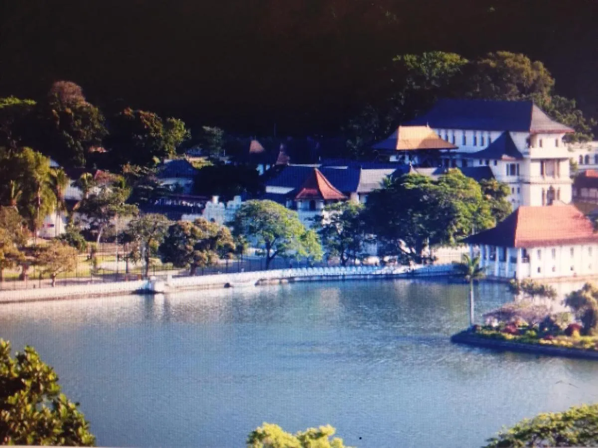 Kandy Lake Edge Villa Lodge