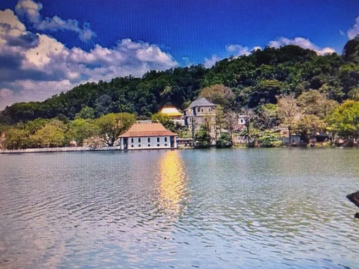 Kandy Lake Edge Villa Lodge