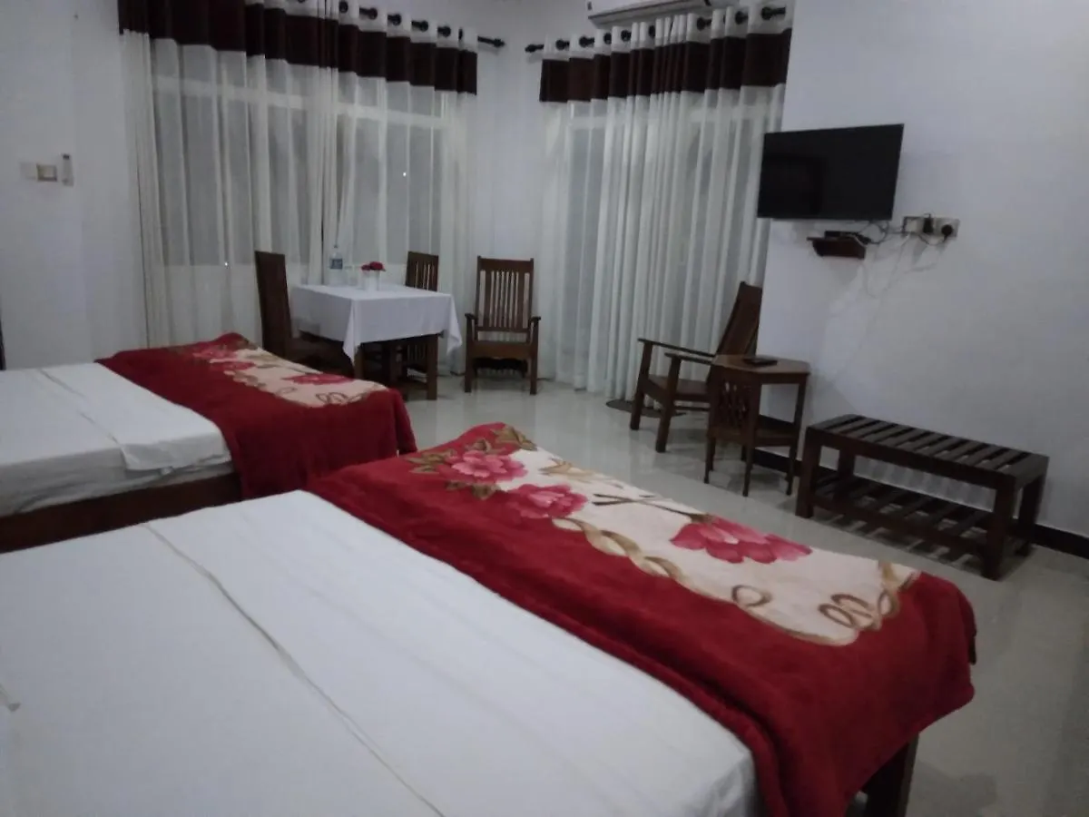 Kandy Lake Edge Villa 0*,