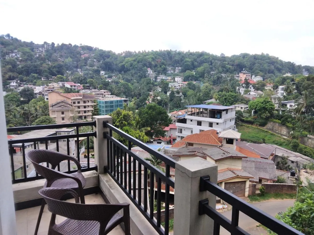 Kandy Lake Edge Villa